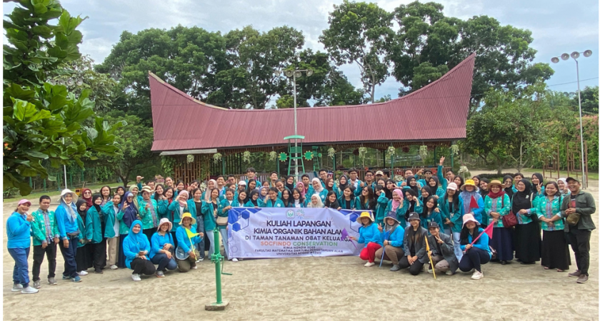 Kegiatan Kuliah Lapangan Kimia Organik Bahan Alam di Taman Tanaman Obat Keluarga Socfindo Konservation