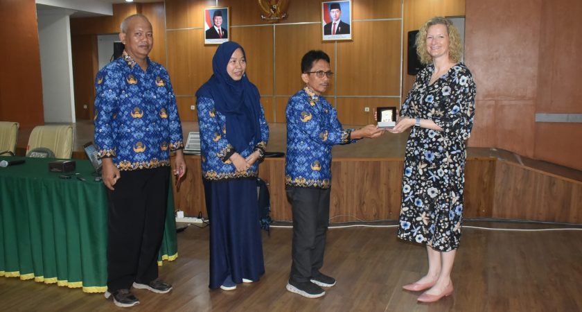 Kuliah Umum “Understanding Student Choices in STEM: Identities and Aspirations” Sukses Digelar di FMIPA Unimed